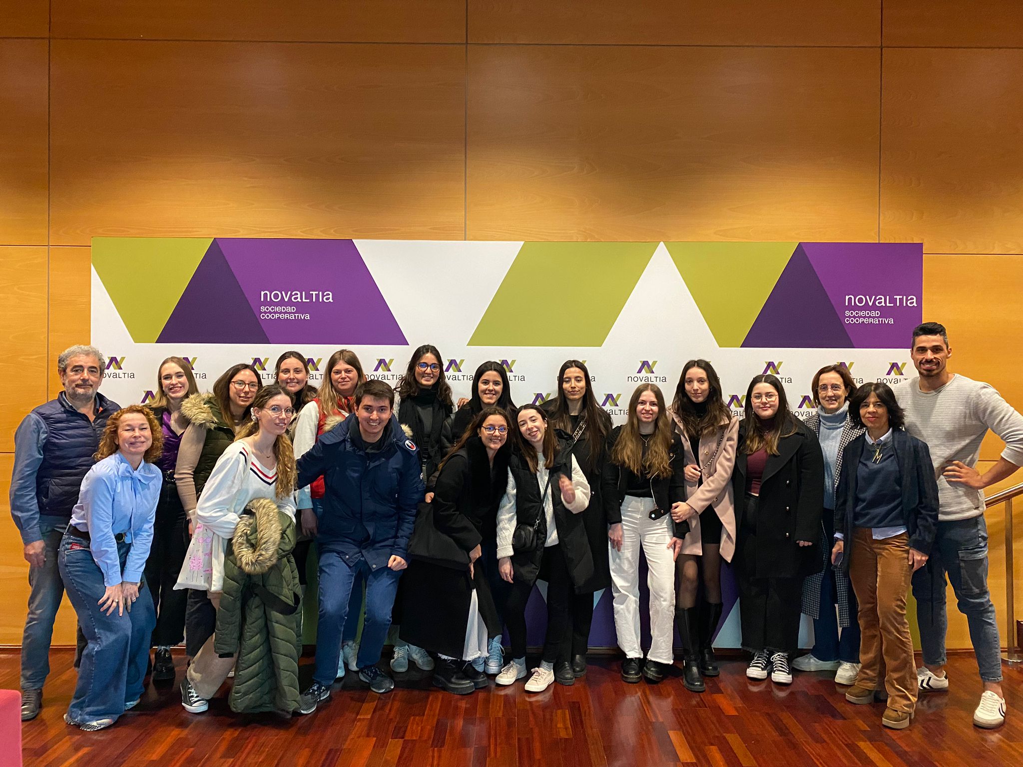 Alumnos de 5º curso de Farmacia de la Universidad San Jorge durante su visita a Novaltia.