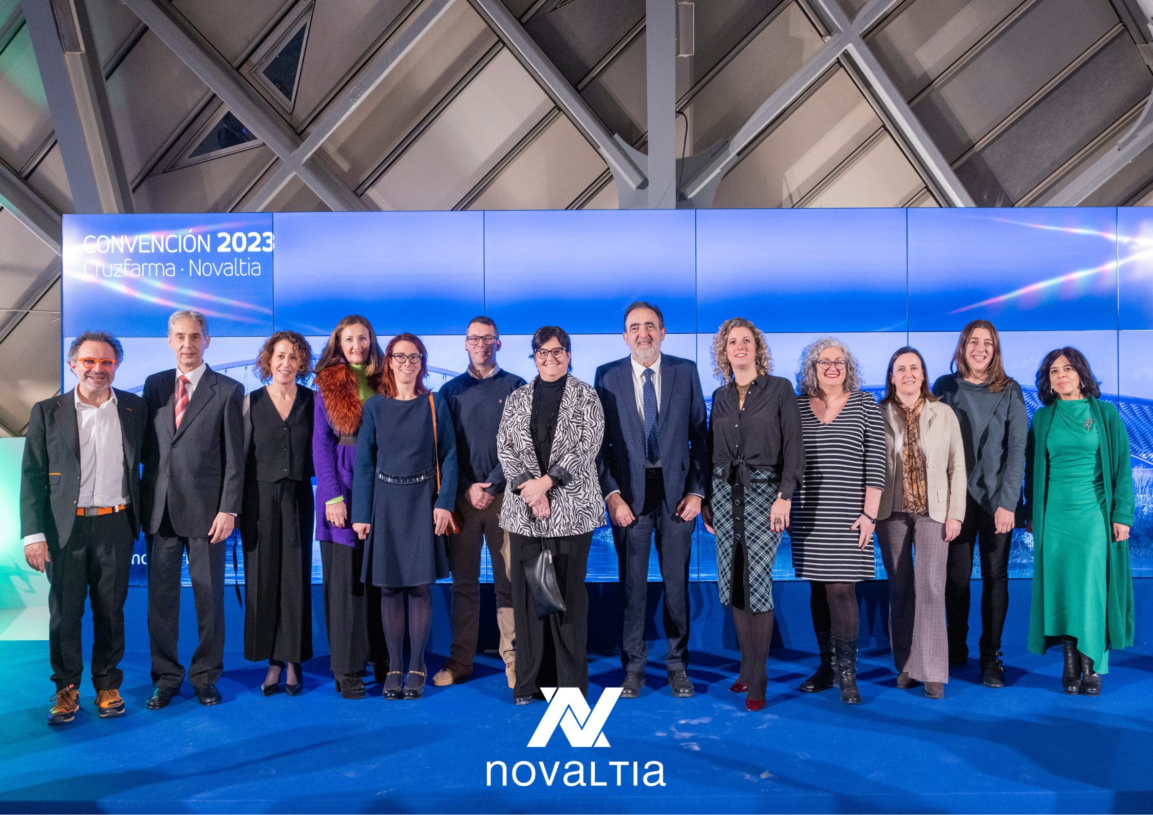 Miembros del equipo directivo y representantes de Novaltia posan durante la Convención Cruzfarma Novaltia 2023, celebrada en Zaragoza, en un acto que reunió a más de 500 profesionales del sector farmacéutico.