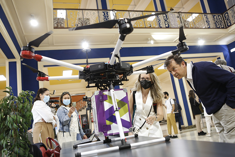 Drone del proyecto Pharmadron, impulsado por Novaltia, expuesto durante una jornada de innovación en salud organizada por Arahealth.