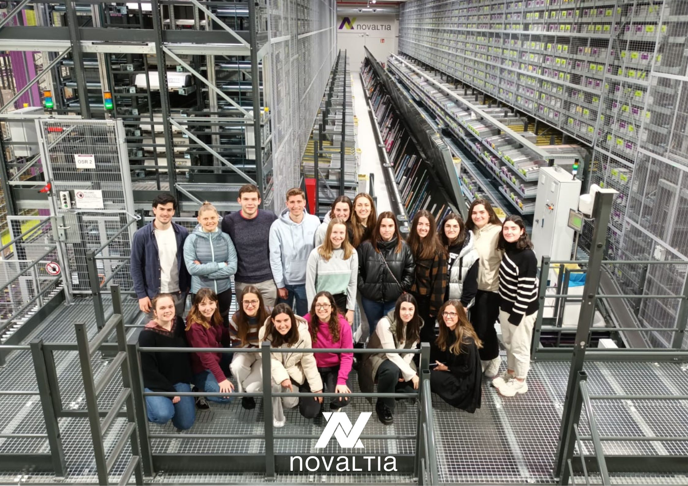 Grupo de alumnos del grado de Farmacia de la UPV/EHU durante su visita a las instalaciones logísticas de Novaltia en Lezama, en el interior del almacén robotizado.