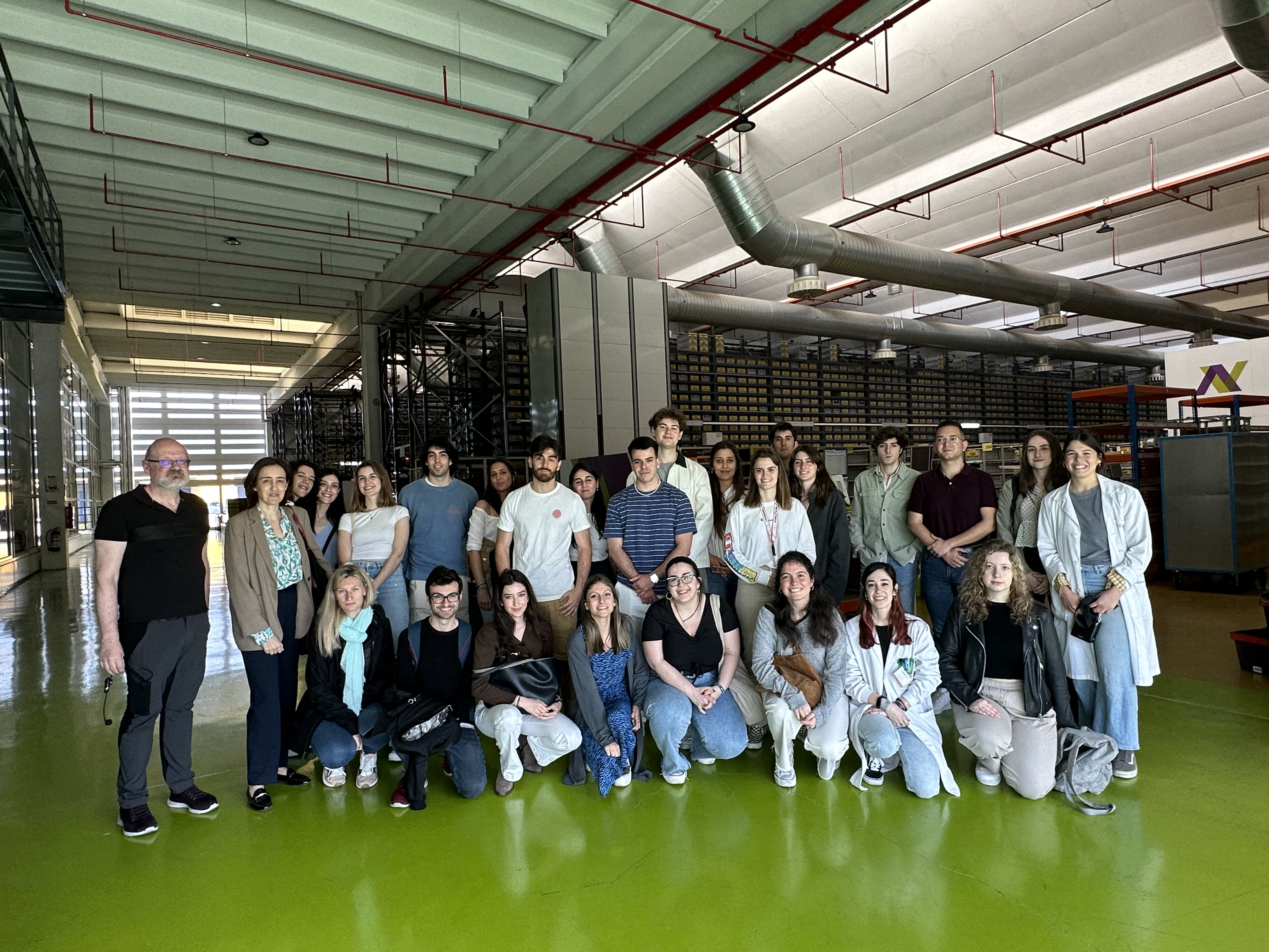 Estudiantes de quinto curso de Farmacia de la Universidad San Jorge durante su visita a las instalaciones logísticas de Novaltia para conocer la distribución farmacéutica.