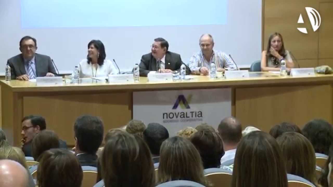 Asamblea General de Novaltia Sociedad Cooperativa con la mesa presidencial durante la presentación de los resultados del ejercicio 2013 ante los socios.