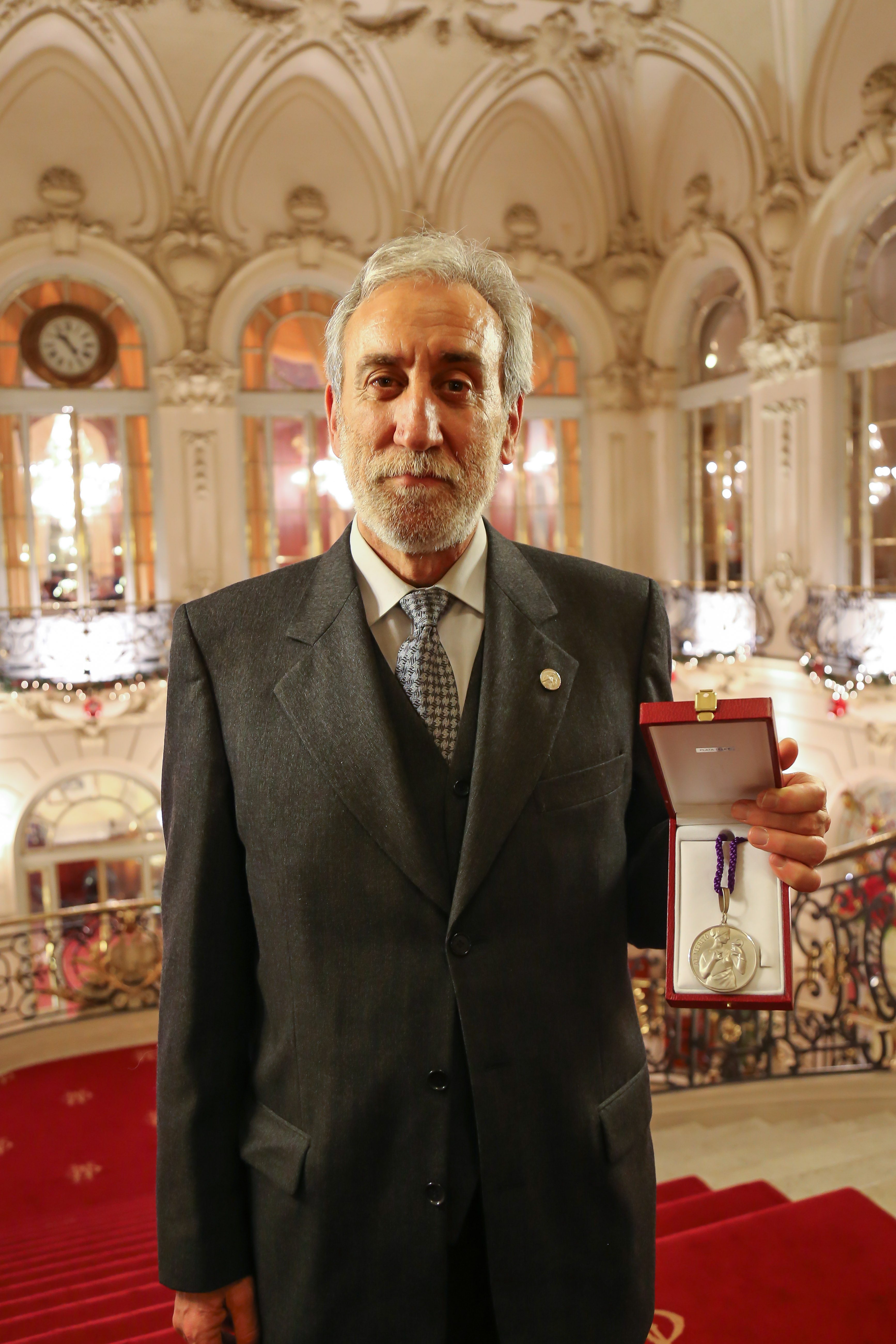 Carlos Lacadena, consejero de Novaltia, posa con la Medalla del Consejo General de Colegios Oficiales de Farmacéuticos tras recibir el reconocimiento a su trayectoria profesional.