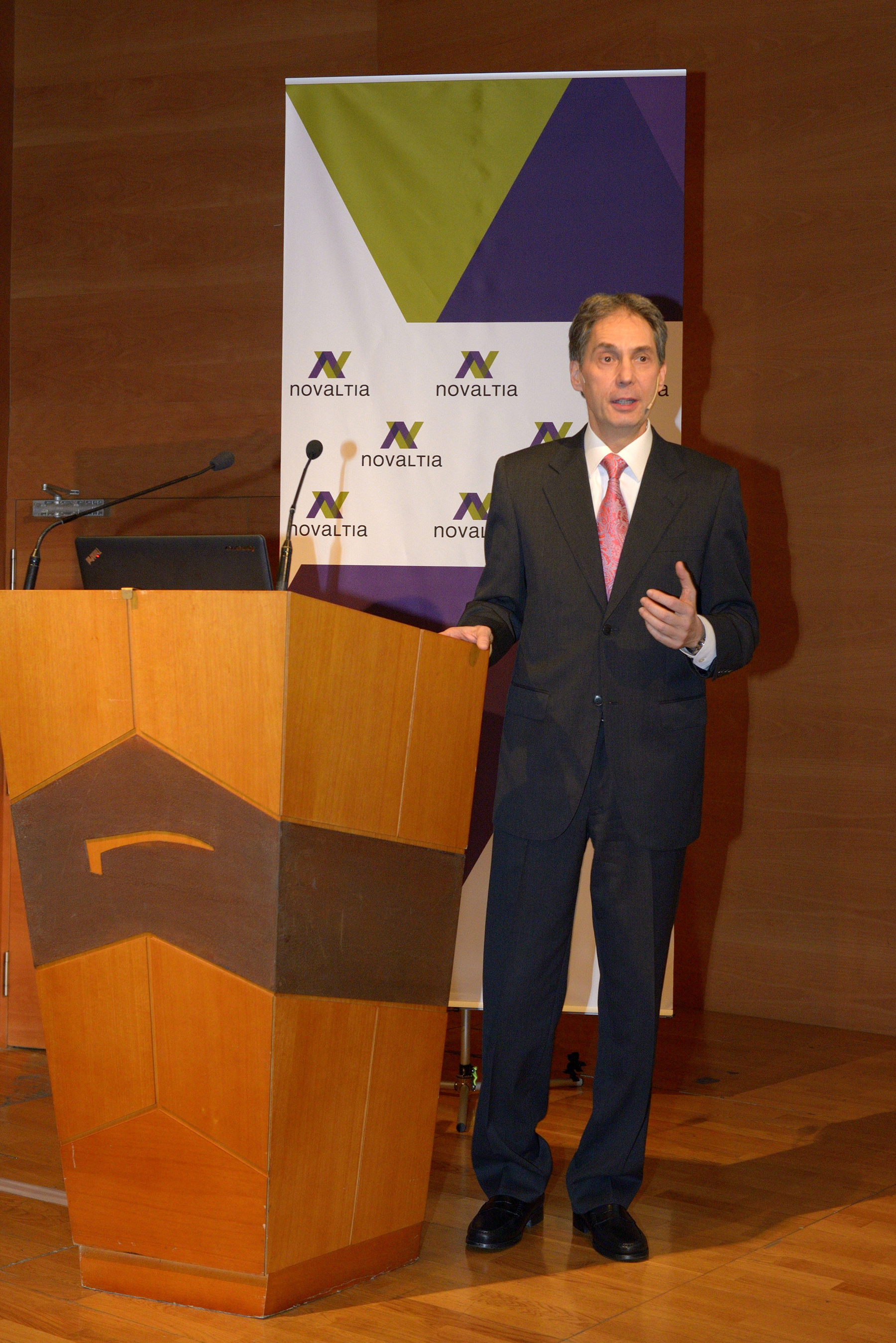 Director general de Novaltia durante la presentación de las líneas estratégicas 2015-2018 en el encuentro anual con socios farmacéuticos.