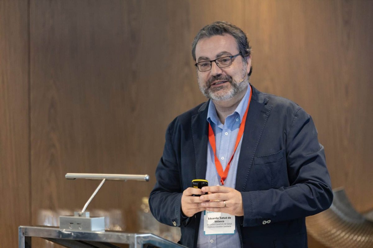 Fotografía de Eduardo Satué, farmacéutico comunitario y dirigente profesional, impartiendo una ponencia sobre atención farmacéutica al paciente crónico durante una sesión formativa.