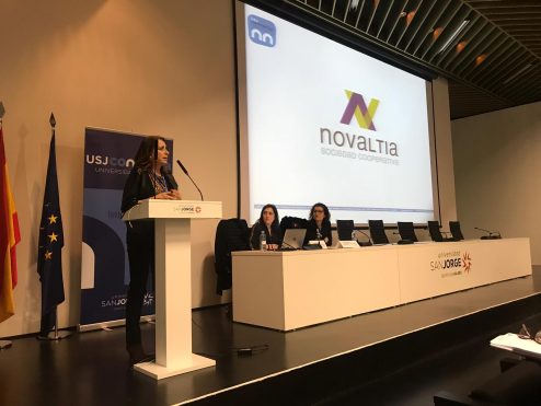 Elena Egido, directora comercial de Novaltia, interviene en el encuentro USJ Connecta organizado por la Universidad San Jorge, durante una jornada de conexión entre estudiantes y empresas del sector salud.