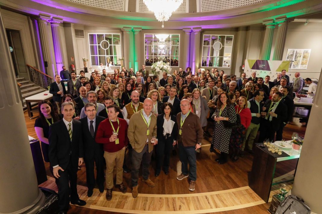 Profesionales del sector farmacéutico reunidos en un encuentro organizado por Unnefar, centrado en conectar proyectos y personas para afrontar el futuro de la farmacia.