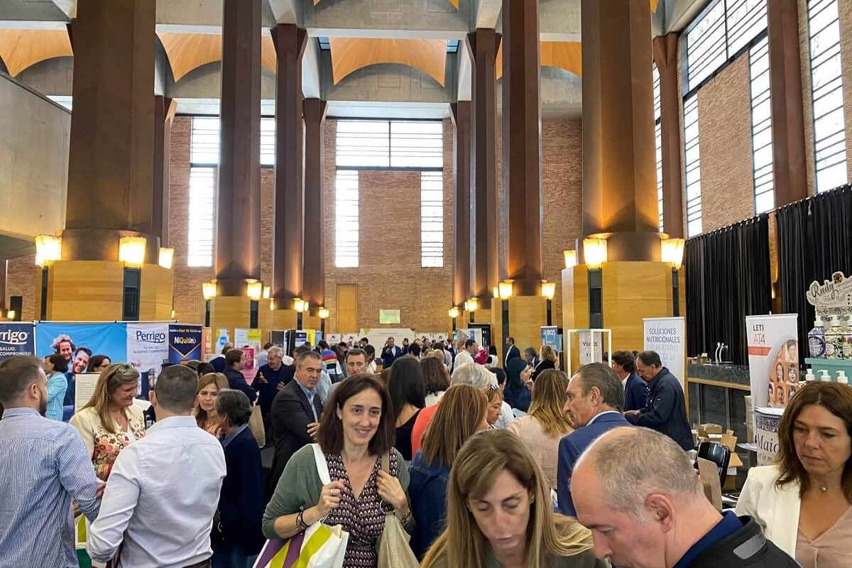 Ambiente del encuentro Expofarma 2022 en el Auditorio de Zaragoza, con farmacéuticos y representantes de laboratorios recorriendo los expositores durante la jornada profesional.