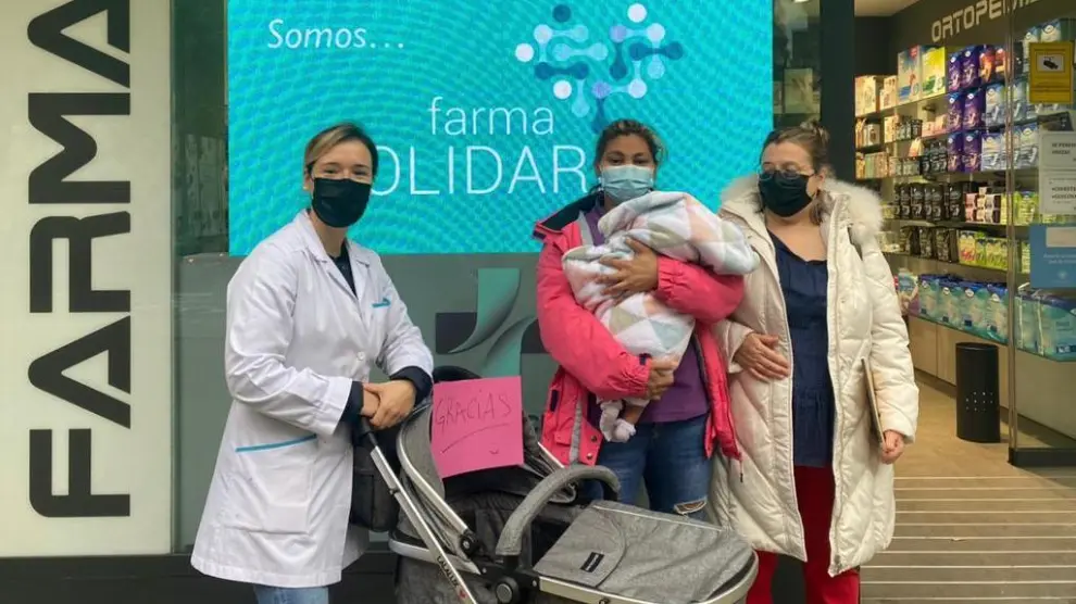 Farmacéutica de Zaragoza junto a vecinos del barrio de San José beneficiarios del proyecto solidario