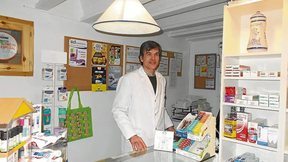 Farmacéutico de Tabuenca en el interior de su farmacia, impulsor del proyecto solidario “Sueños para Haití” cuyos beneficios se destinan a acciones de Farmacéuticos Sin Fronteras.