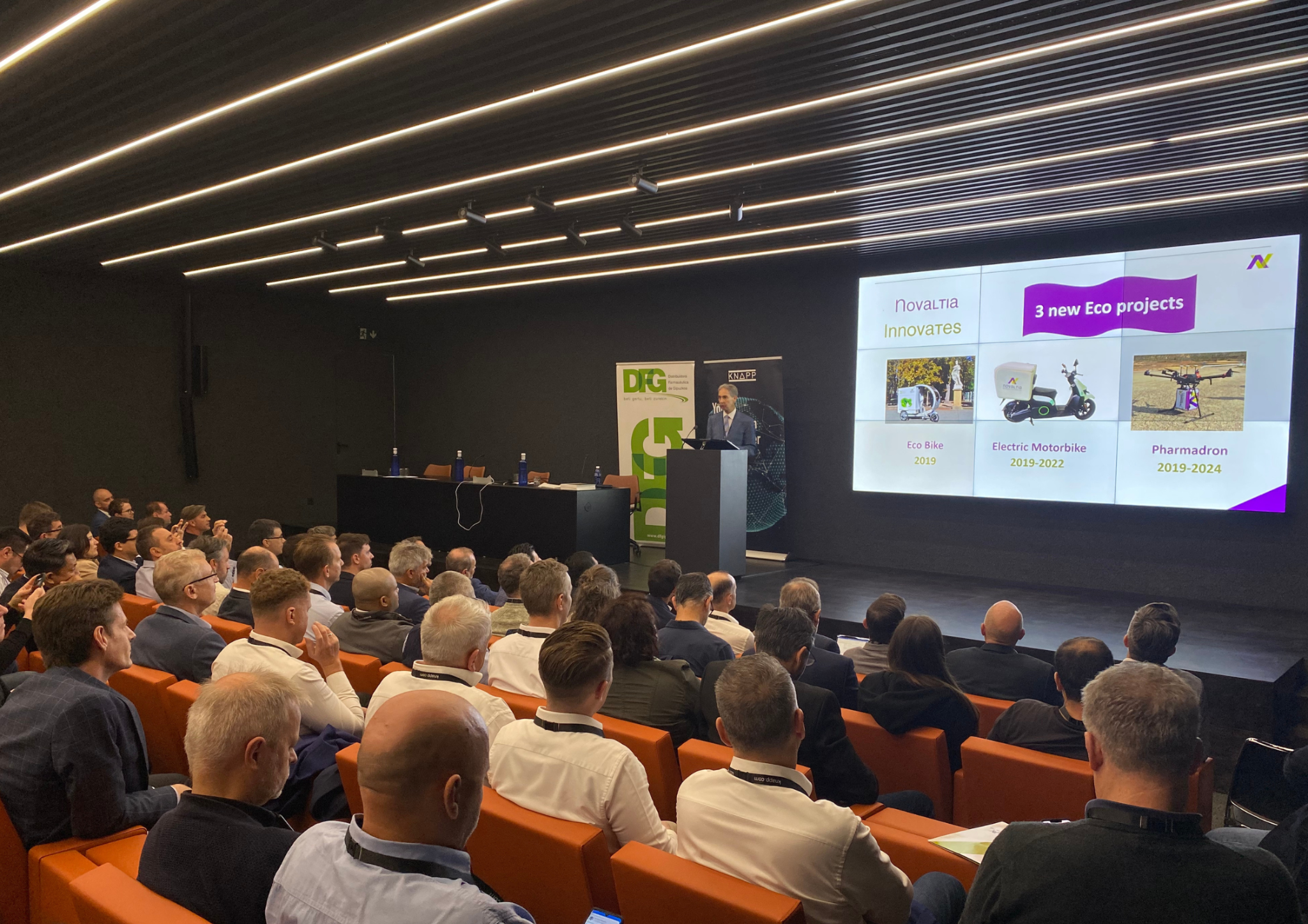 El director general de Novaltia, Fernando Castillo, presenta los proyectos Eco Bike, Electric Motorbike y Pharmadron durante el encuentro internacional Move Healthcare 2023, ante profesionales de la logística farmacéutica reunidos en la sede de DFG.