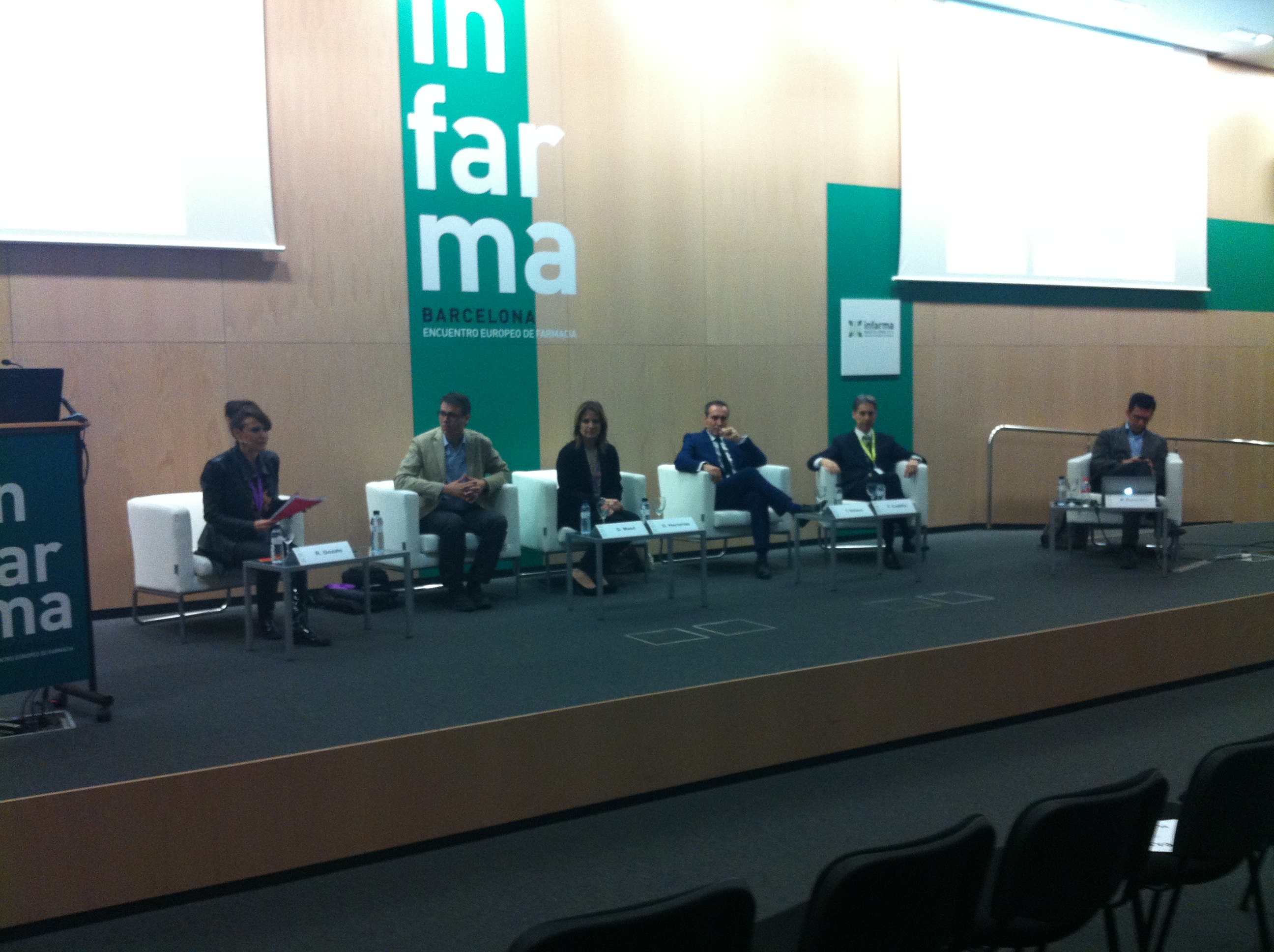 Mesa de debate sobre la parafarmacia en Internet durante Infarma 2015, con profesionales del sector farmacéutico analizando oportunidades y riesgos del canal online.