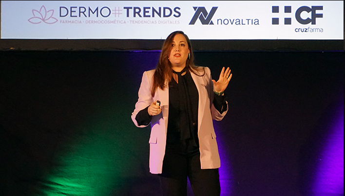 Miriam Capel, experta en Marca Personal, Comunicación y Negocio Digital, durante su ponencia en la jornada Dermo&Trends organizada por Novaltia.