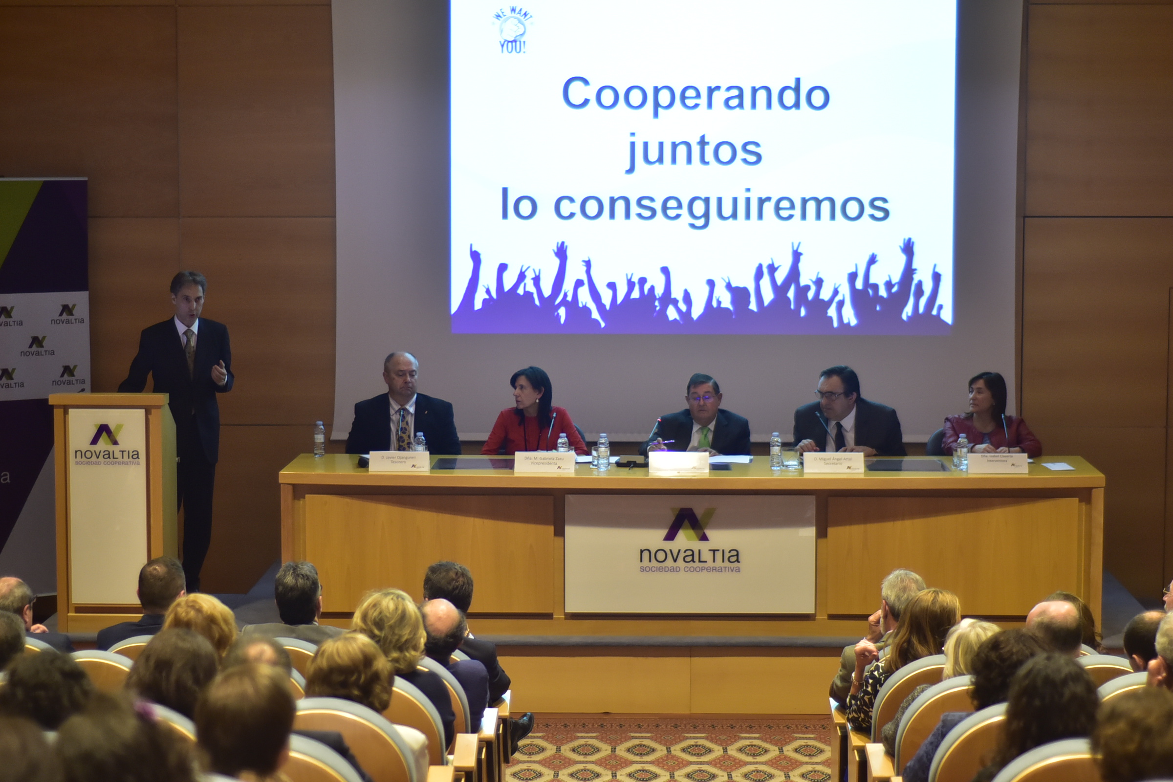 Vista general de la Asamblea General de Novaltia 2016, con el Consejo Rector y el equipo directivo durante la intervención ante los socios, en una sesión marcada por el respaldo unánime a la gestión y a la presidencia.