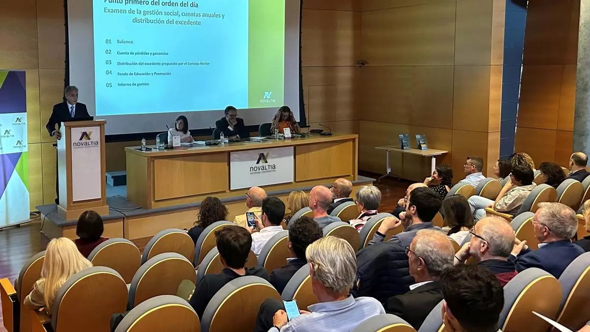 Asamblea General de Novaltia con la participación de socios y directivos durante la presentación de resultados y proyectos estratégicos de la cooperativa.