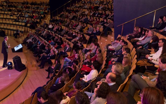 Asistentes a la convención anual de Novaltia durante una de las ponencias celebradas en el Auditorio de Zaragoza.