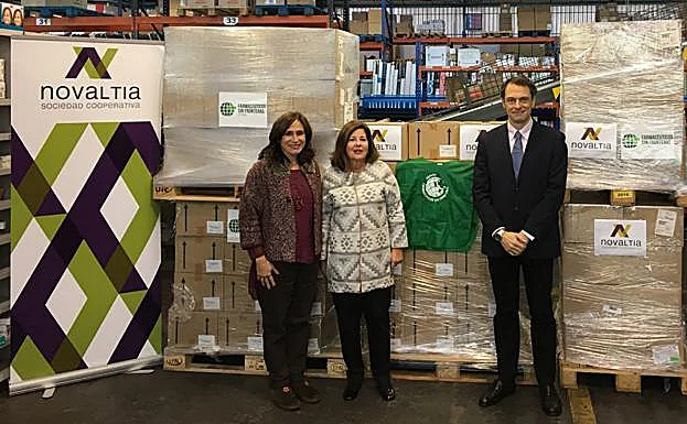 Representantes de Novaltia y Farmacéuticos Sin Fronteras durante el acto de entrega de más de tres millones de dosis de paracetamol en el almacén de Zaratamo.