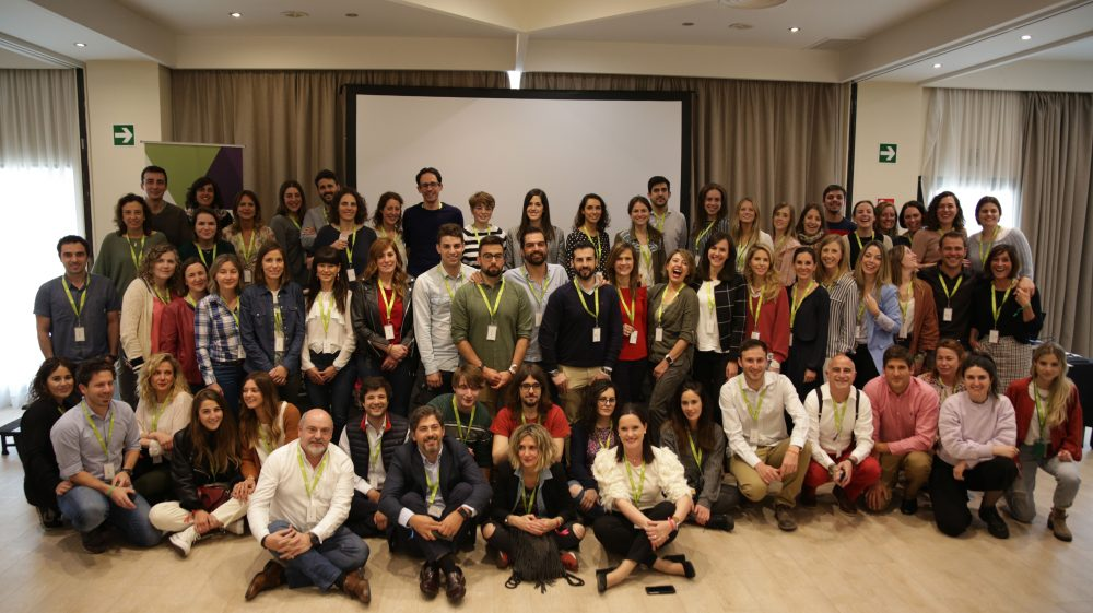 Grupo de jóvenes farmacéuticos socios de Novaltia reunidos en Vitoria-Gasteiz durante el Innovation Day, en el marco del primer reto de inteligencia artificial colectiva impulsado por la cooperativa.