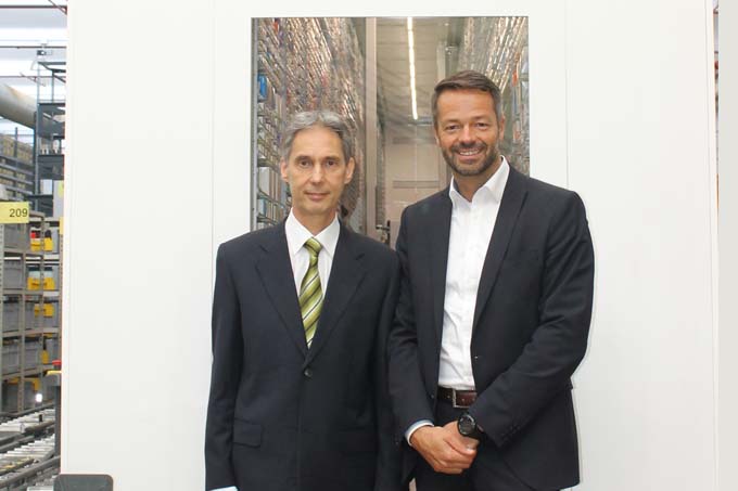 Directivos de Novaltia y Knapp posan en el almacén robotizado de Zaragoza durante el evento internacional Move Healthcare, mostrando la tecnología de automatización logística en funcionamiento.