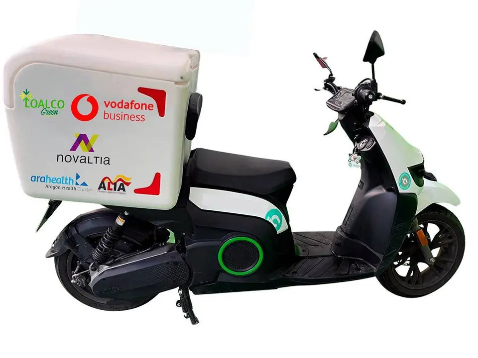 Moto eléctrica de reparto equipada con tecnología IoT del proyecto conjunto de Loalco Green, Vodafone Business y Novaltia para la distribución inteligente y sostenible de productos farmacéuticos.