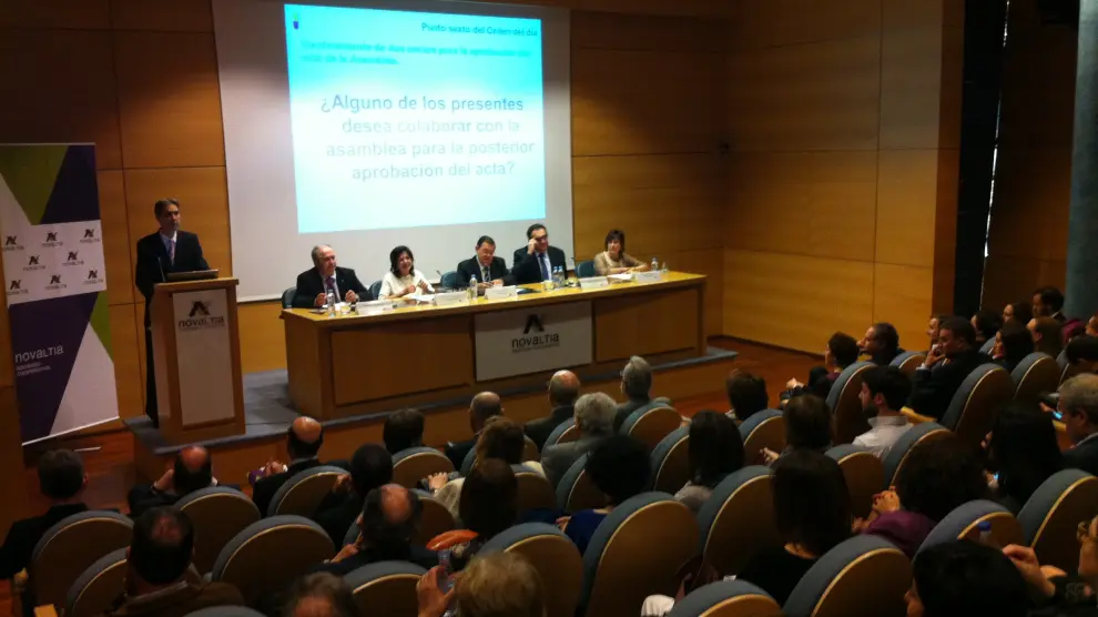 Vista general de la presentación de resultados de Novaltia en el COF Bizkaia, con el Consejo Rector y el equipo directivo durante la sesión ante los socios reunidos en Bilbao.