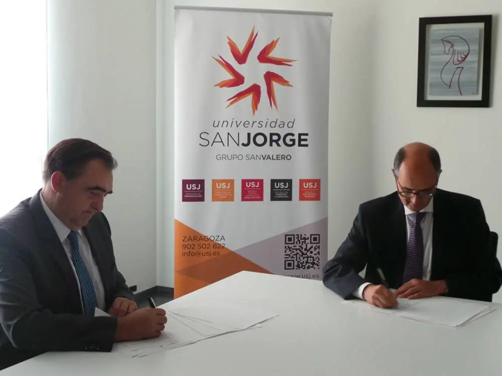 Firma de la renovación de la Cátedra Novaltia entre Novaltia y la Universidad San Jorge, con representantes de ambas instituciones rubricando el acuerdo en las instalaciones de la USJ.
