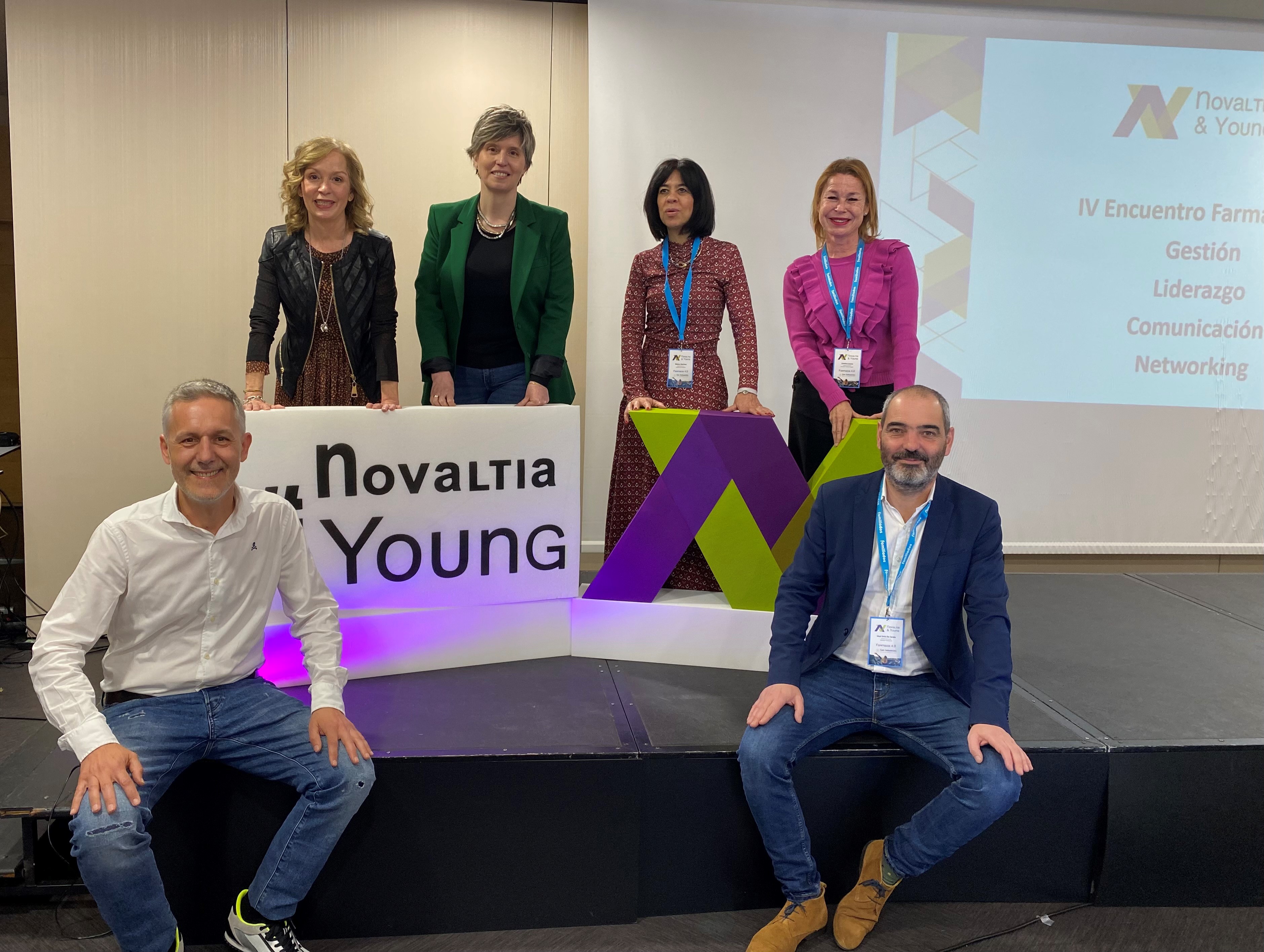 Encuentro Novaltia & Young con representantes de la cooperativa y ponentes durante una jornada sobre la farmacia del futuro, centrada en gestión, liderazgo, comunicación y networking.