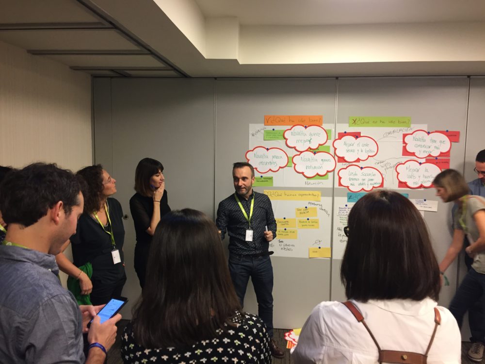 Grupo de jóvenes socios farmacéuticos de Novaltia participantes en el I Encuentro Novaltia & Young, reunidos durante una jornada de trabajo colaborativo centrada en la innovación y el futuro de la farmacia.