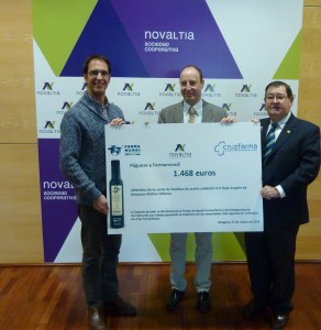 Entrega simbólica del cheque solidario de la II Campaña de Aceite Solidario de Novaltia y Farmamundi, con representantes de ambas entidades y Cruzfarma.