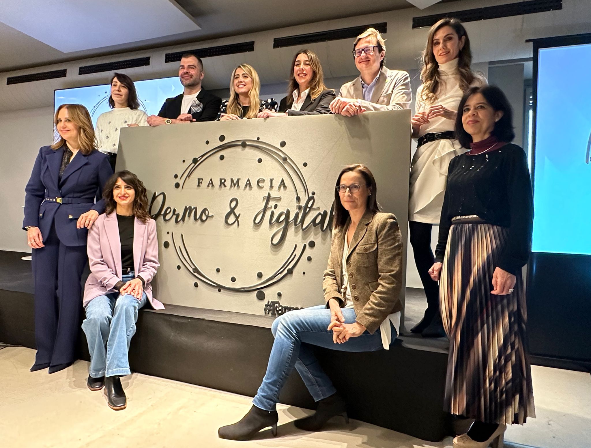 Ponentes y organizadores de la jornada “Farmacia Dermo & Digital” celebrada en Bilbao, que reunió a 200 farmacéuticos para abordar dermocosmética y digitalización.