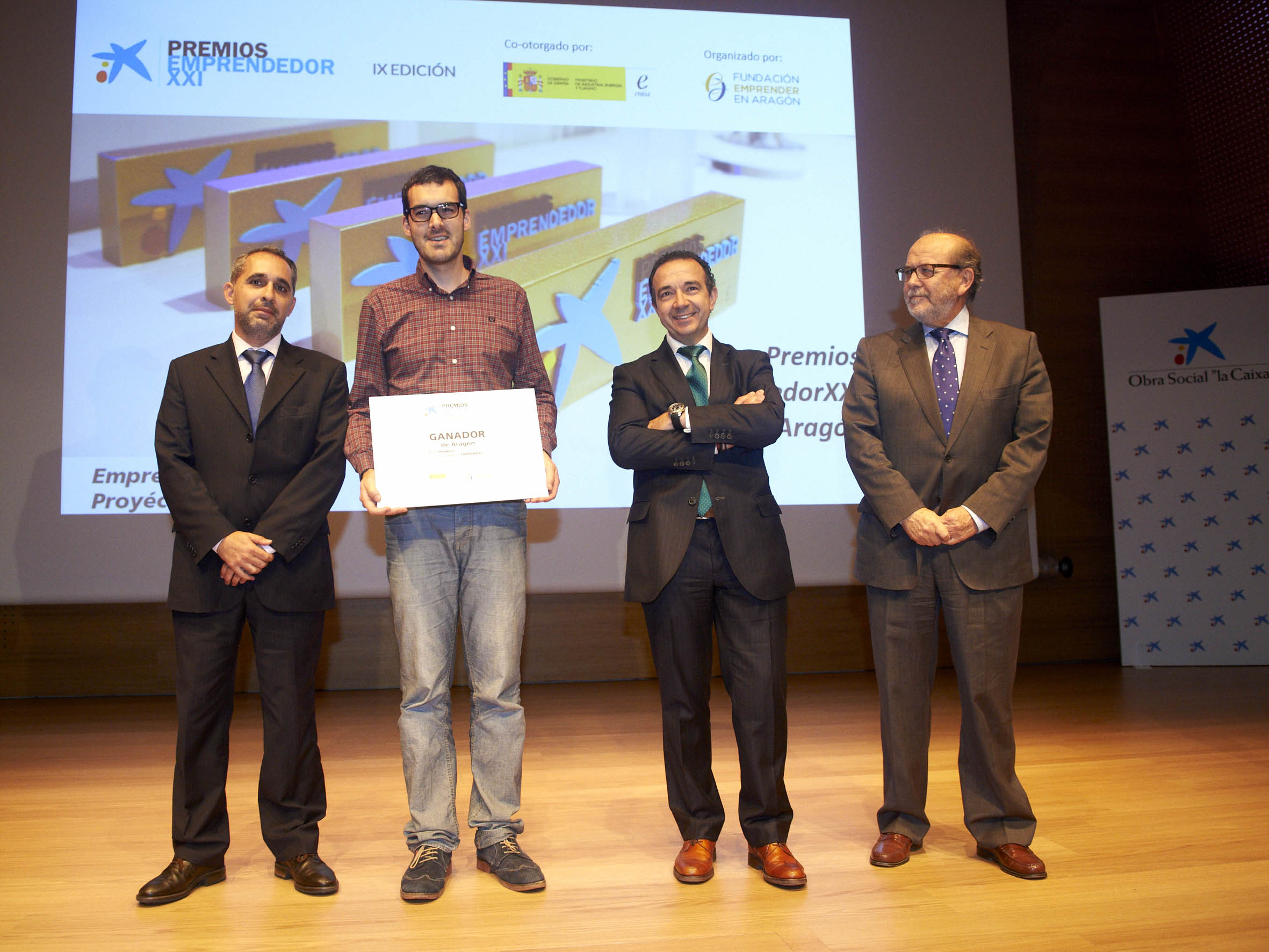 Entrega del Premio EmprendedorXXI Aragón a la empresa Sensovida, con representantes institucionales y miembros del jurado.