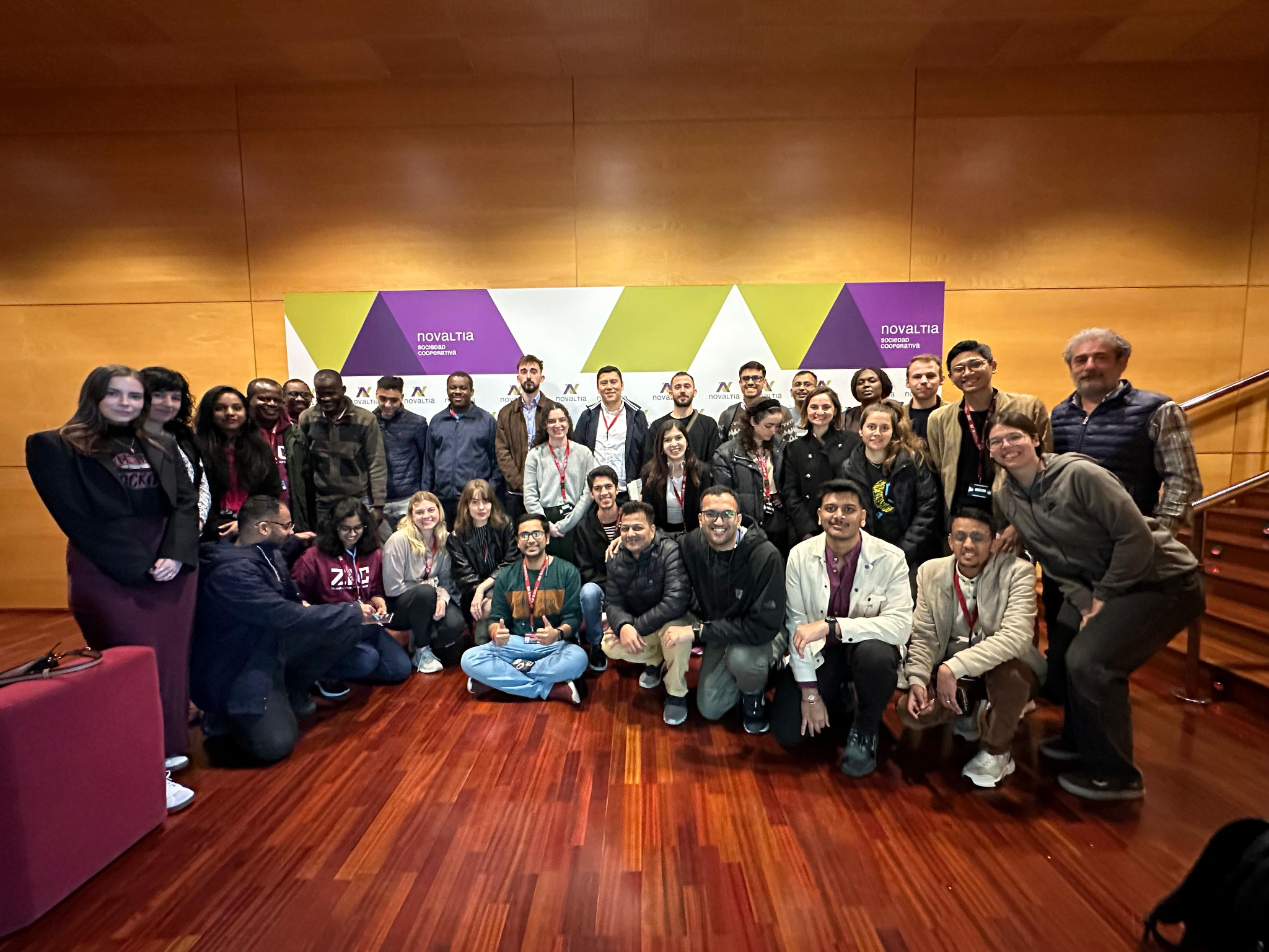 Grupo de alumnos del Zaragoza Logistics Center posa junto a responsables de Novaltia durante su visita a las instalaciones de la cooperativa en Zaragoza.