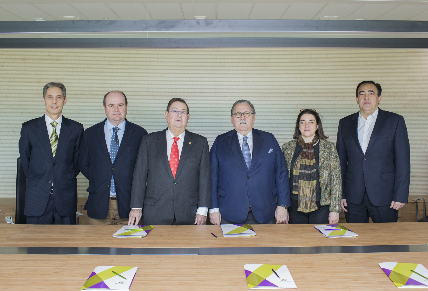 De izquierda a derecha: Fernando Castillo (director general de Novaltia), Javier Ruiz Poza (vicepresidente de la Cámara de Comercio de Zaragoza y presidente de la Comisión de Sanidad), Tomás Manuel Espuny (presidente de Novaltia), Manuel Teruel (presidente de la Cámara de Comercio de Zaragoza), Isabel Lecina (gerente de la Fundación Basilio Paraíso) y Miguel Ángel Artal (secretario de Novaltia) durante la visita institucional de la Cámara de Comercio de Zaragoza al almacén robotizado de Novaltia en Zaragoza.