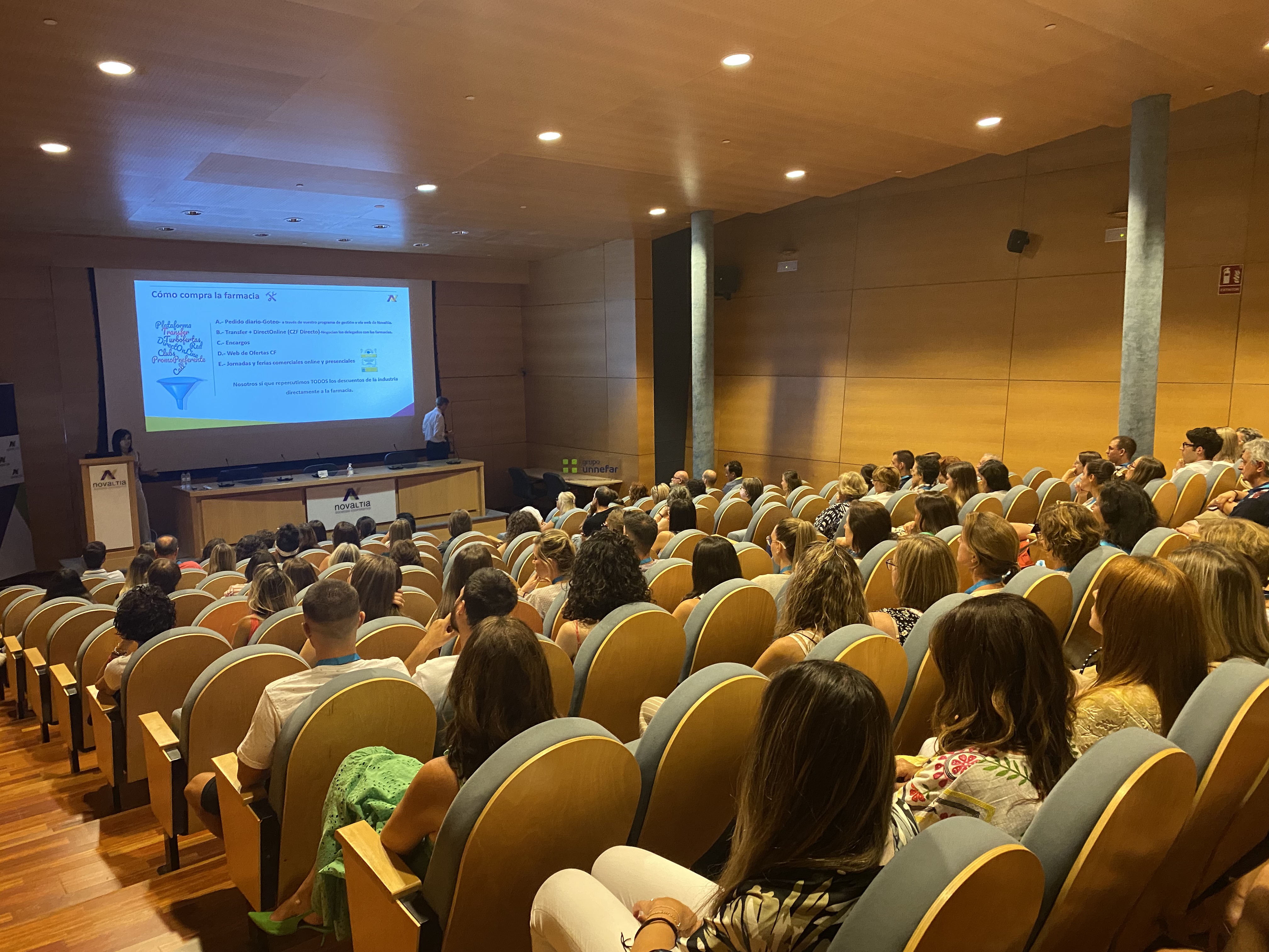 Visita de farmacéuticos adjuntos y técnicos a las instalaciones de Novaltia en Zaragoza durante una sesión informativa sobre distribución farmacéutica.