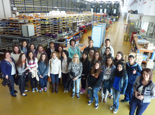 Alumnos del IES Río Gállego visitan el centro logístico automatizado de Novaltia durante una jornada formativa.