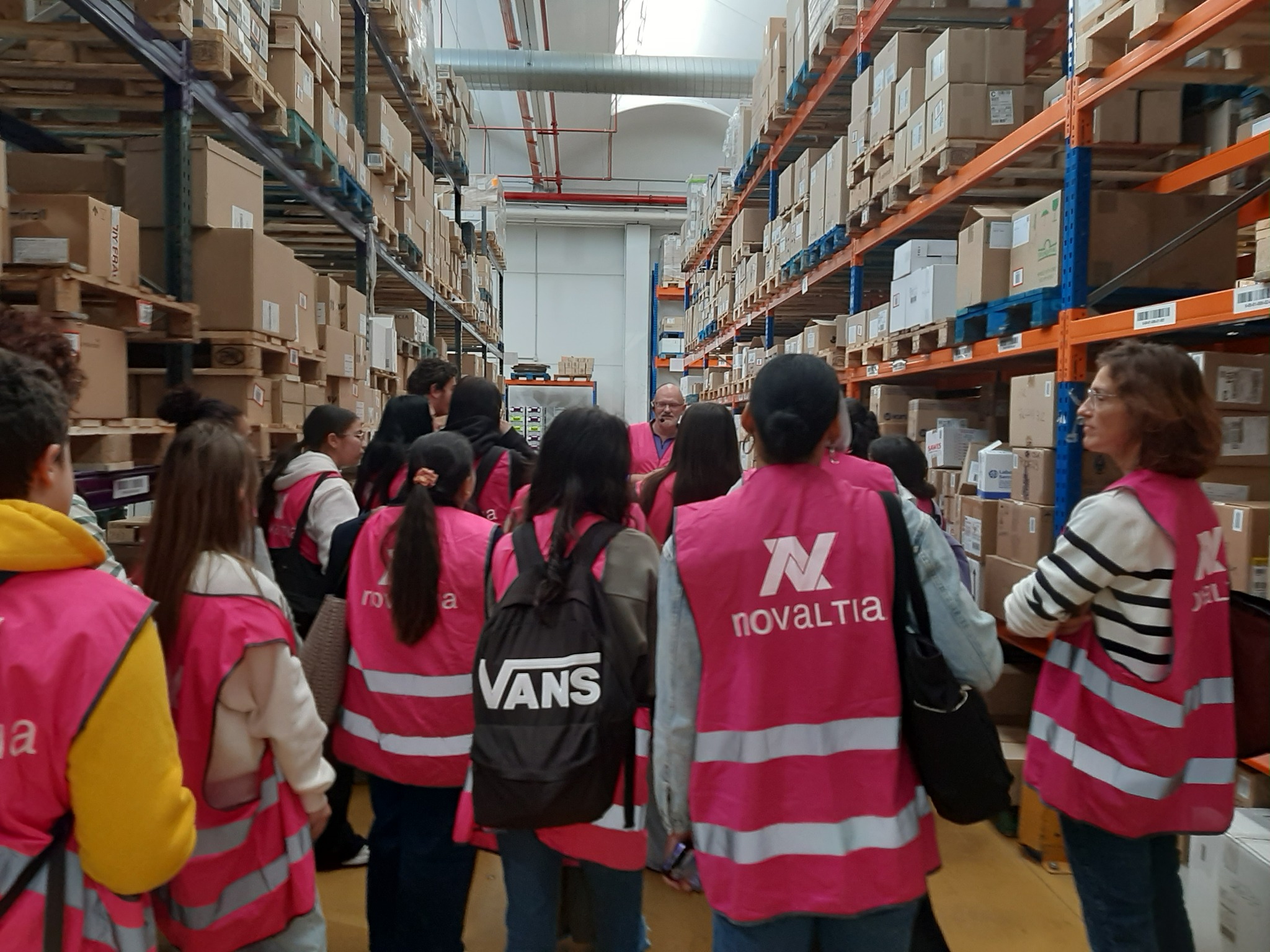 Grupo de alumnos del IES Río Gállego recorriendo el almacén logístico de Novaltia durante la visita formativa.