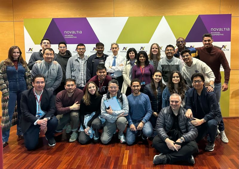 Grupo de estudiantes del Zaragoza Logistics Center durante su visita institucional a Novaltia en Zaragoza.