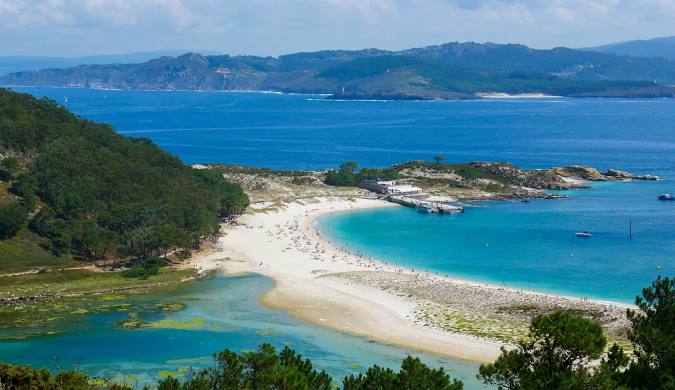 Vista panorámica de las Islas Cíes, con su playa de arena blanca, aguas turquesas y entorno natural protegido.