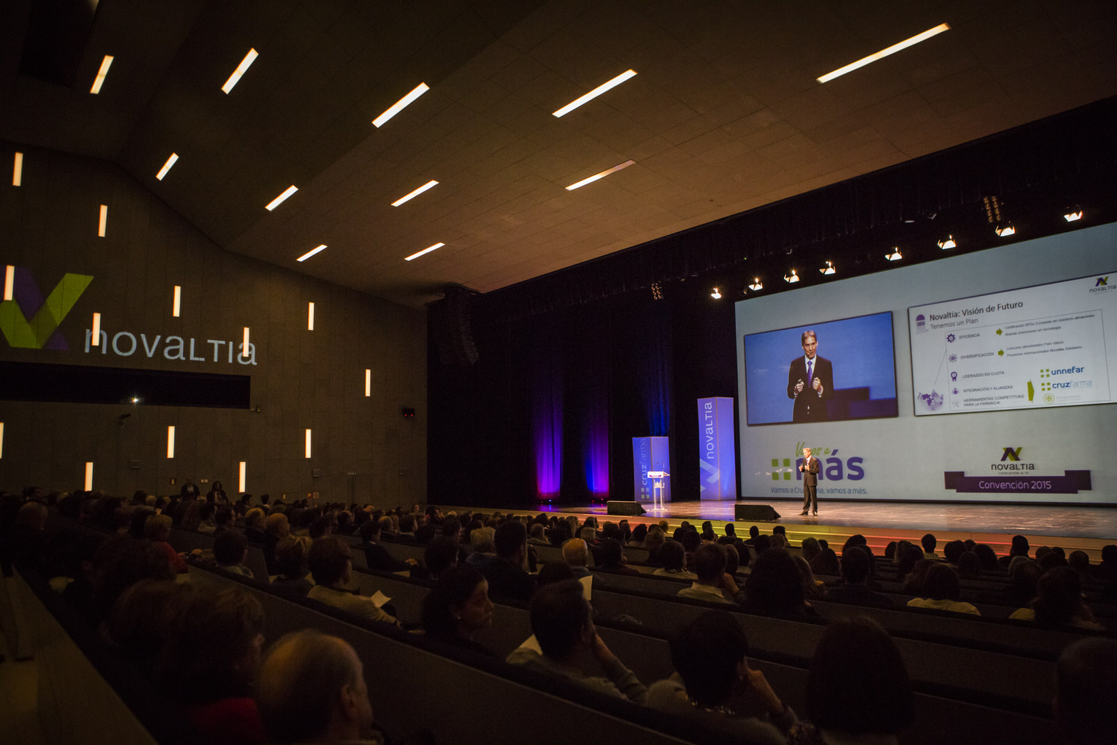 Fotografía del auditorio durante la Convención anual de Novaltia, con la exposición de la visión estratégica, objetivos futuros y servicios Cruzfarma. La imagen recoge la participación de numerosos asistentes y la puesta en escena corporativa del evento.