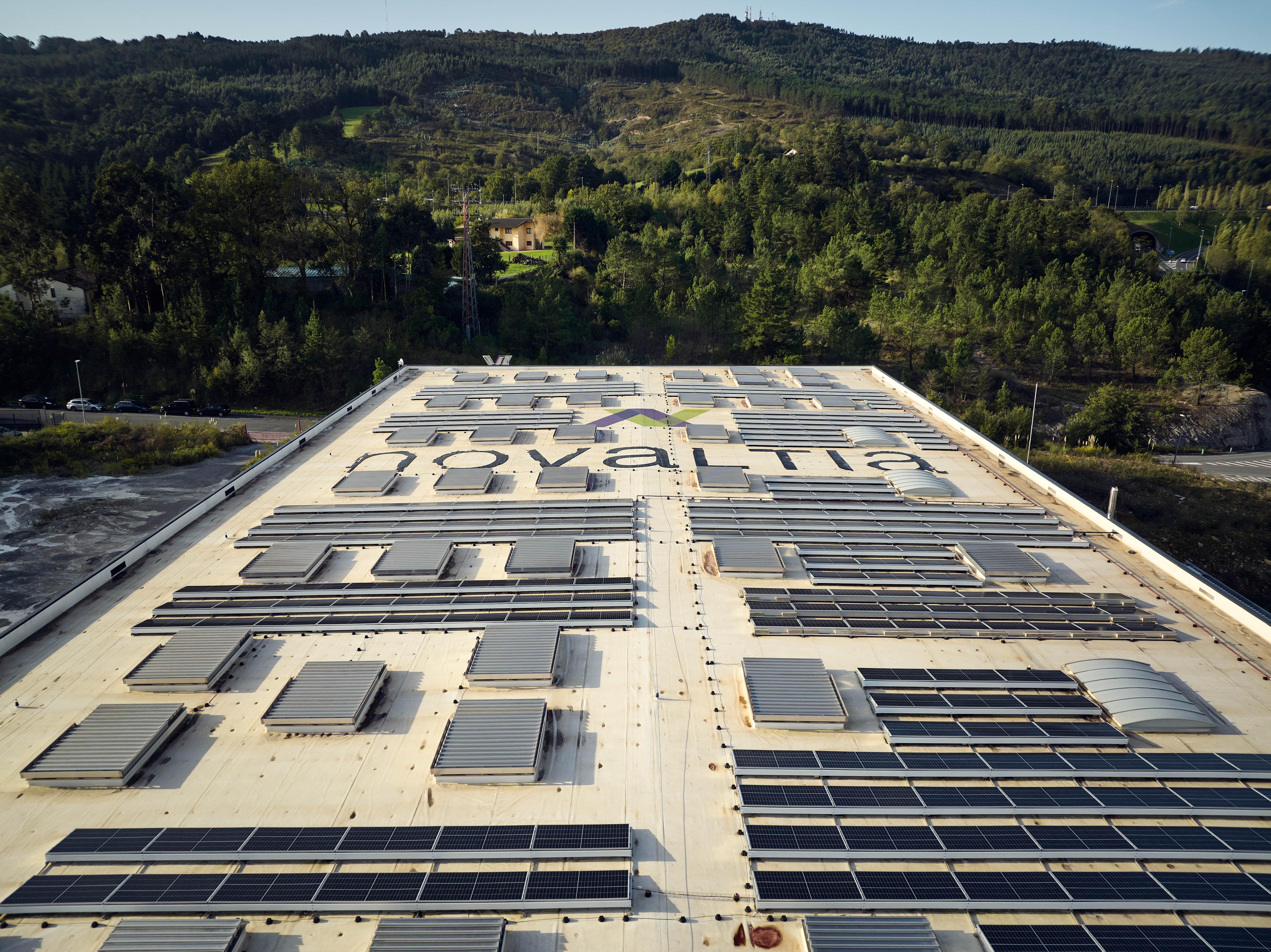 Tejado de las instalaciones de Novaltia en Lezama con paneles solares, símbolo de sostenibilidad e innovación en su 10º aniversario.