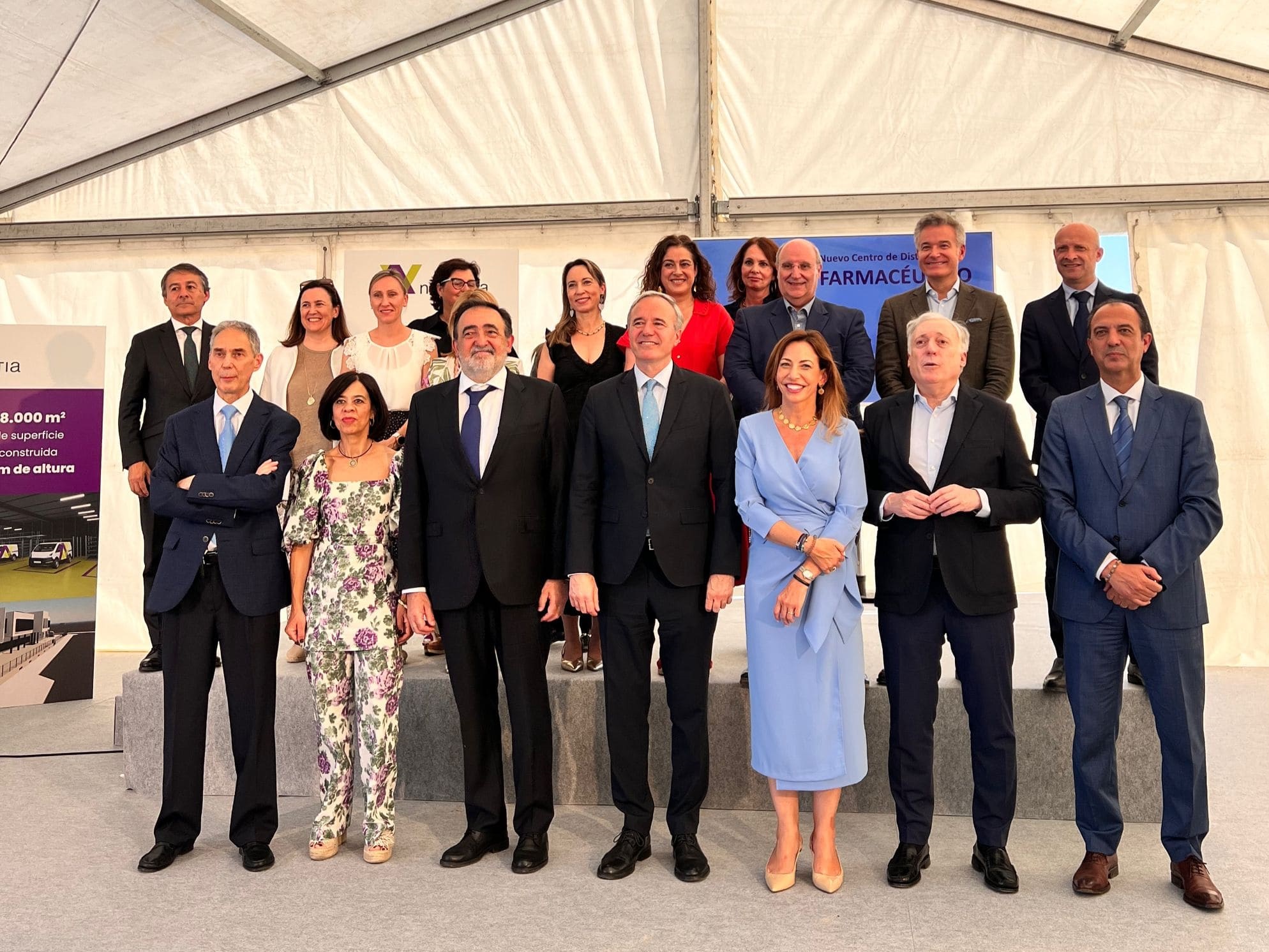 Grupo de personas posando en un acto institucional durante la presentación del nuevo centro de distribución farmacéutica de Novaltia.