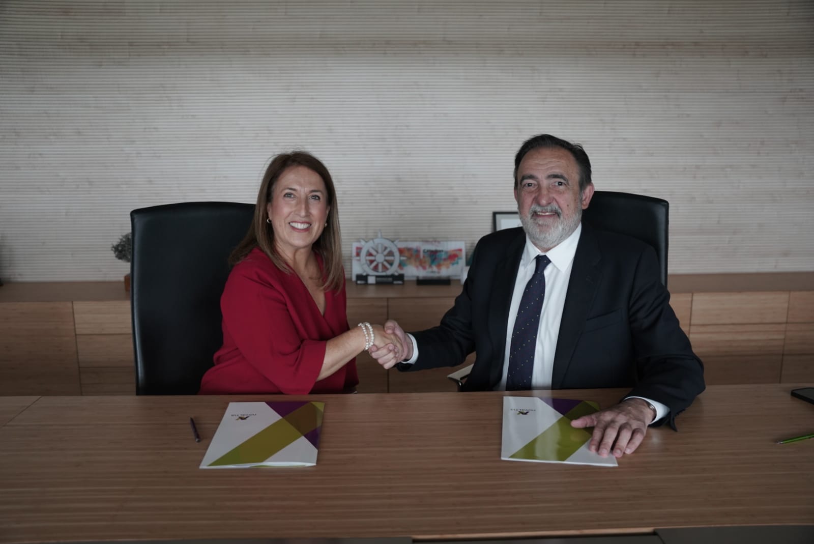 Representantes de Novaltia y la Universidad San Jorge sellan con un acuerdo la renovación de su cátedra en farmacia e investigación.