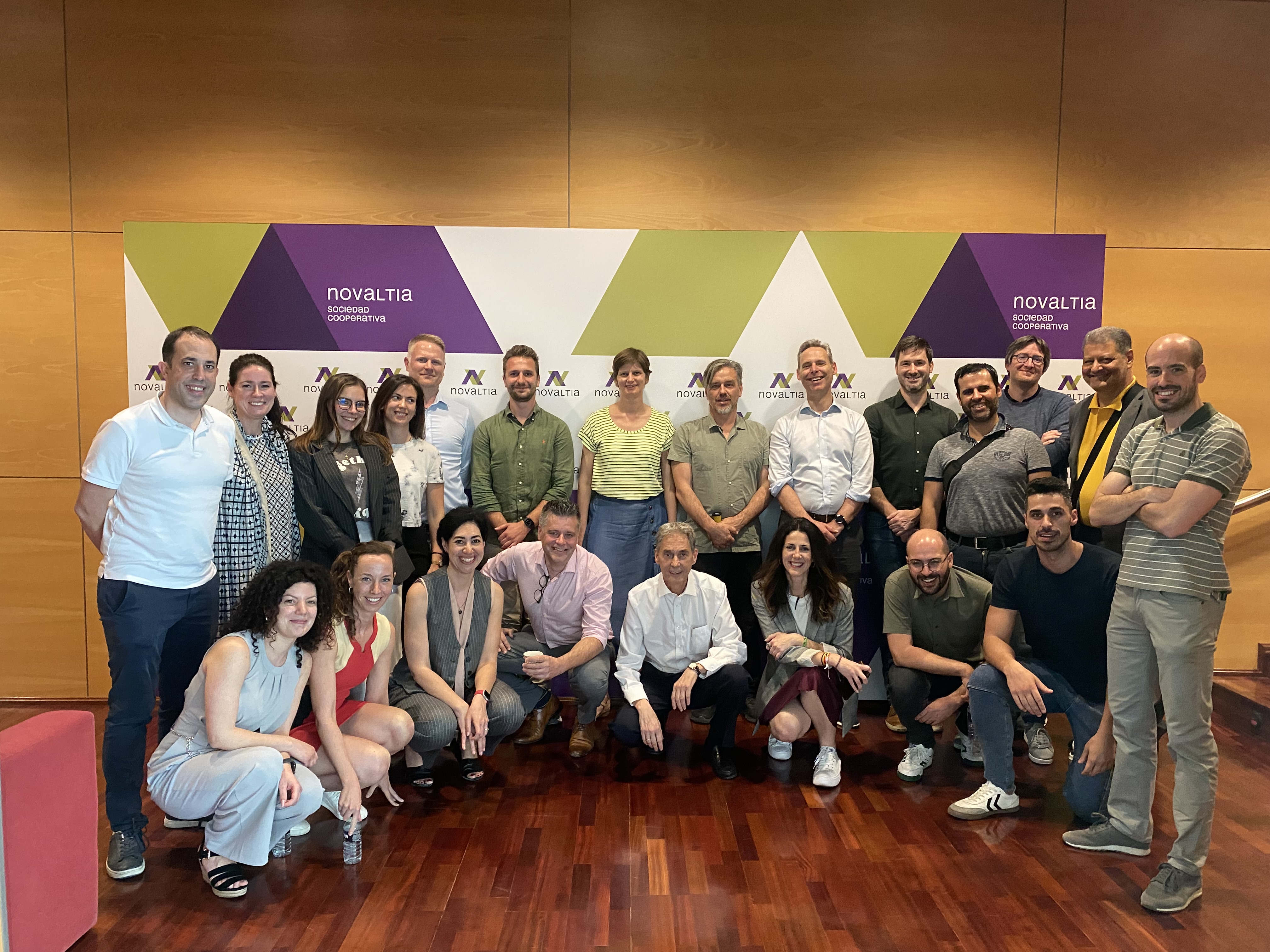 Alumnos internacionales del Zaragoza Logistics Center en su visita a las instalaciones de Novaltia en Zaragoza.